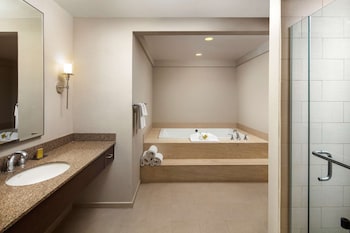 Suite, 1 King Bed, Corner