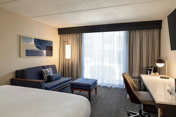 Room, 1 King Bed, Hearing Accessible (Roll-in Shower)