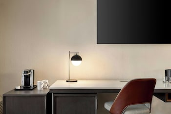 Room, 1 King Bed, Hearing Accessible (Roll-in Shower)