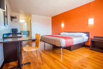Standard Room, 1 King Bed, Accessible, Smoking