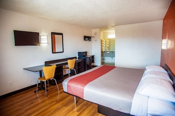 Standard Room, 1 King Bed, Accessible, Smoking