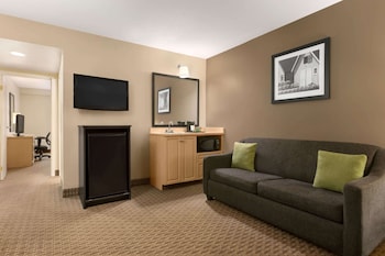 Suite, 2 Queen Bed, 2 Bedroom, 1 Pull Out, Non Smoking (2nd or 3rd Floor)