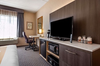 Standard Room, 1 King Bed, Non Smoking, Jetted Tub