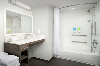 Studio, 2 Queen Beds, Accessible, Bathtub