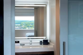 Room, 1 King Bed (Mobility Accessible, Tub)