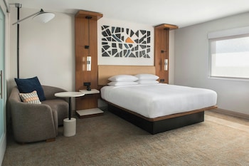 Room, 1 King Bed (Mobility Accessible, Tub)