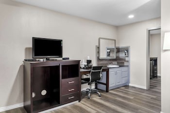 Suite, 1 King Bed with Sofa bed, Non Smoking