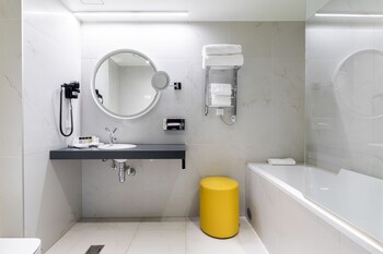 Comfort Room (Skylight)