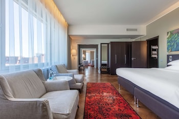 Presidential Suite (Freedom Square View)