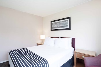 Standard Room, 1 Queen Bed