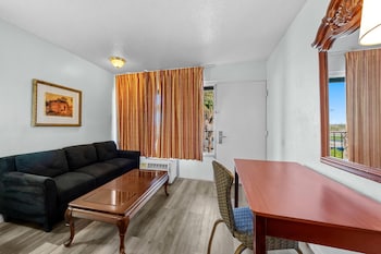 Room, 1 King Bed, Smoking