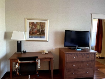 Suite, 1 King Bed, Non Smoking (Queen sofabed)