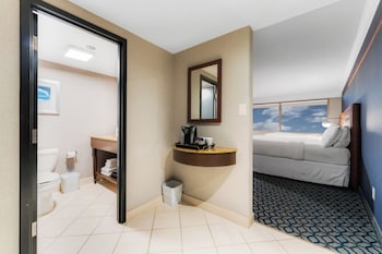Room, 1 King Bed, Non Smoking, City View (Upper Floor)