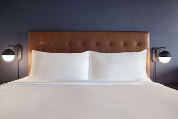 Standard Room, 1 King Bed, Accessible, Non Smoking (Mobility, Roll-in Shower)