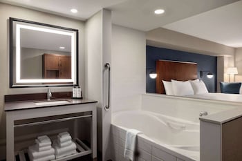 Deluxe Room, 1 King Bed, Non Smoking, City View