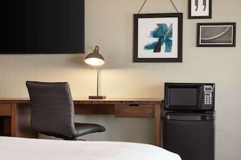 2-Bedroom Family Suite,1 King Bed and 2 Queen Beds, Non-Smoking