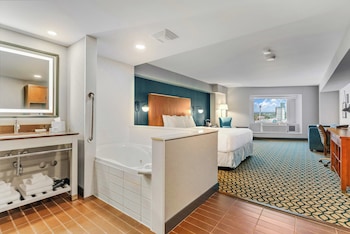 2-Bedroom Family Suite,1 King Bed and 2 Queen Beds, Non-Smoking