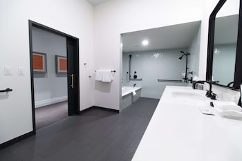 Deluxe Room, 2 Queen Beds, Accessible (Roll-in Shower)