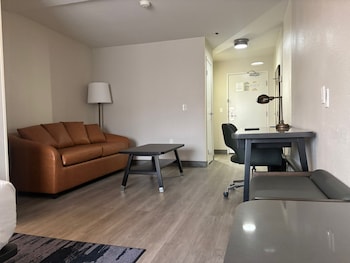 Executive Suite, 1 King Bed (Mobility/Hearing Accessible, Tub)