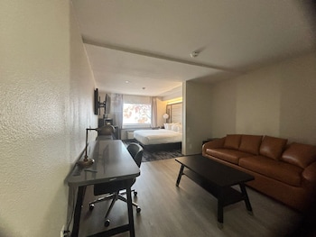 Executive Suite, 1 King Bed (Mobility/Hearing Accessible, Tub)