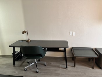 Executive Suite, 1 King Bed (Mobility/Hearing Accessible, Tub)