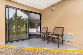 Standard Room, 2 Queen Beds, Non Smoking, Patio