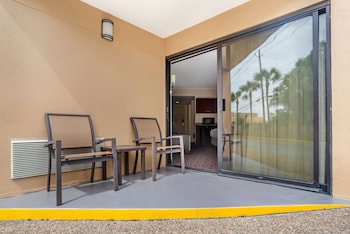 Standard Room, 1 King Bed, Non Smoking, Patio