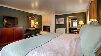 Standard Room, 1 Queen Bed, Smoking, Refrigerator & Microwave