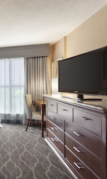 Suite, 1 King Bed, Accessible (Mobility & Hearing, Roll-in Shower)