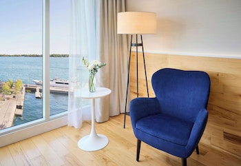 Premium Room, 1 King Bed, Non Smoking, Lake View