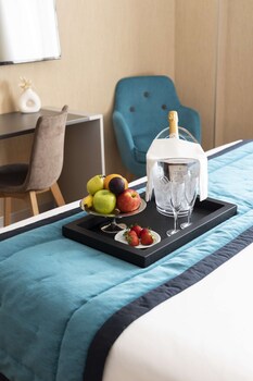 Junior Suite, Multiple Beds, Non Smoking, Balcony (Living Room)
