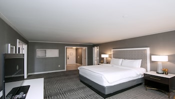 Classic Concierge King Room with Plaza View