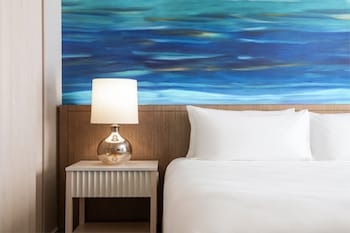 Room, 1 King Bed, Partial Ocean View