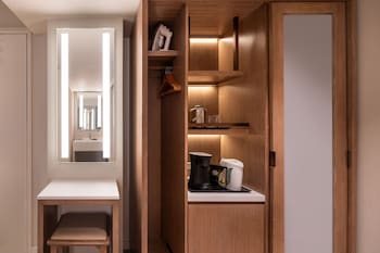 Family Room, Multiple Beds, City View