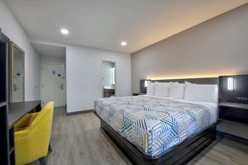 Standard Suite, 1 King Bed, Accessible, Non Smoking