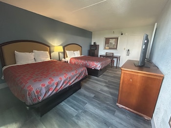 Deluxe Room, 2 Queen Beds, Smoking