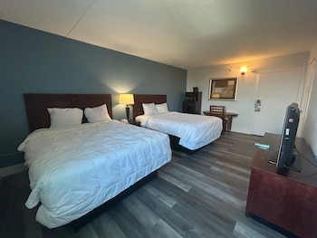 Deluxe Room, 2 Queen Beds, Smoking