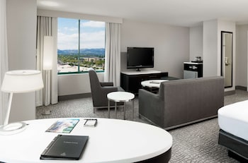 Deluxe Room, 1 King Bed, Corner