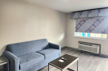 Suite, 1 King Bed, Non Smoking (One-Bedroom)
