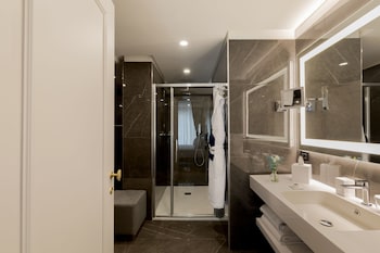 Deluxe Room (Inner Court)