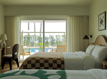 Room, 2 Queen Beds (Pool Level)