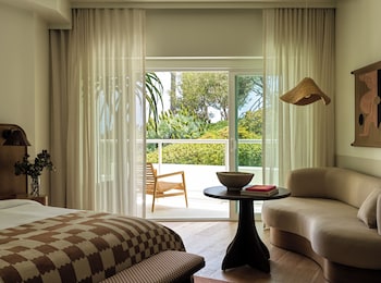 Room, 1 King Bed, Balcony, Partial Ocean View