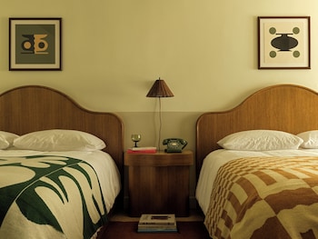 Room, 2 Queen Beds (Pool Level)