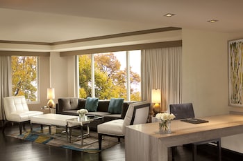 Suite, 1 King Bed (1 Bedroom)