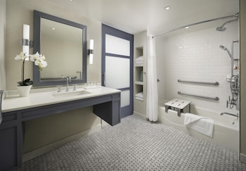 Cabana Pool View 2 Queens Mobility/Hearing Accessible Tub