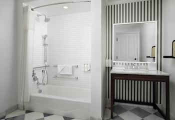 Victorian 2Q Mobility Access Tub