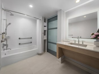 The Views 2 Queens Mobility Accessible Tub