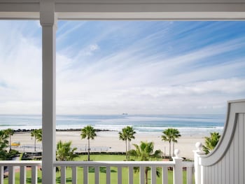 Victorian Oceanfront with Balcony 2 Queen Hearing Access
