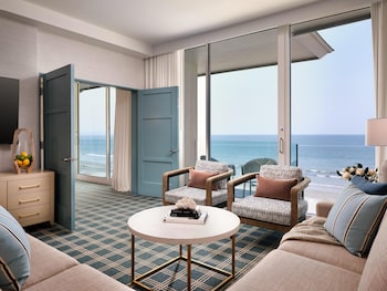 The Views Oceanfront Suite 1 King Mobility/Hearing Accessible W/Roll-in Shower