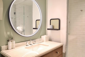 Victorian 2Q Mobility Access Tub